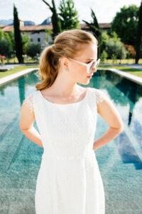 Glücksmoment Brautmode in Oldenburg kurzes Hochzeitskleid Receycelt Spitze May