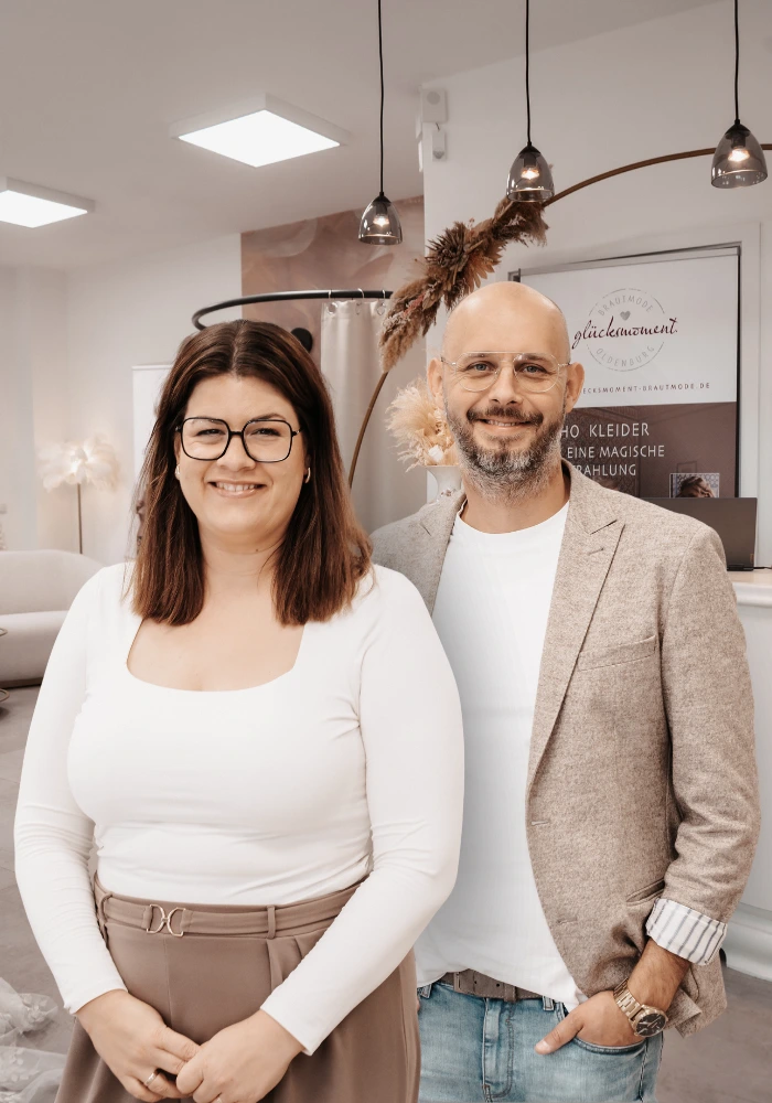 Das Bild zeigt Deena und Marco, die Inhaber von Glücksmoment Oldenburg