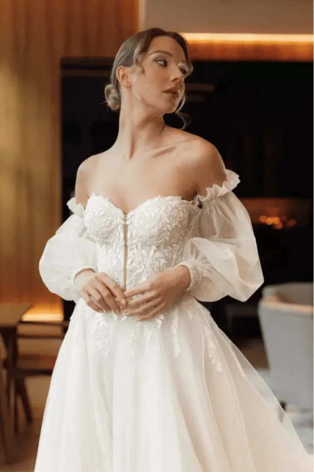 Brautkleid aus der Kollektion von Glücksmoment Brautmode Oldenburg