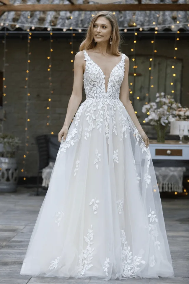 Brautkleid aus der Kollektion von Glücksmoment Brautmode Oldenburg