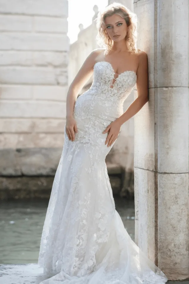 Brautkleid aus der Kollektion von Glücksmoment Brautmode Oldenburg