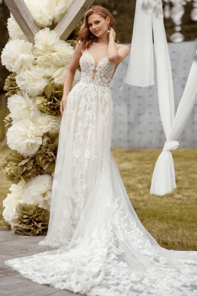 Brautkleid aus der Kollektion von Glücksmoment Brautmode Oldenburg