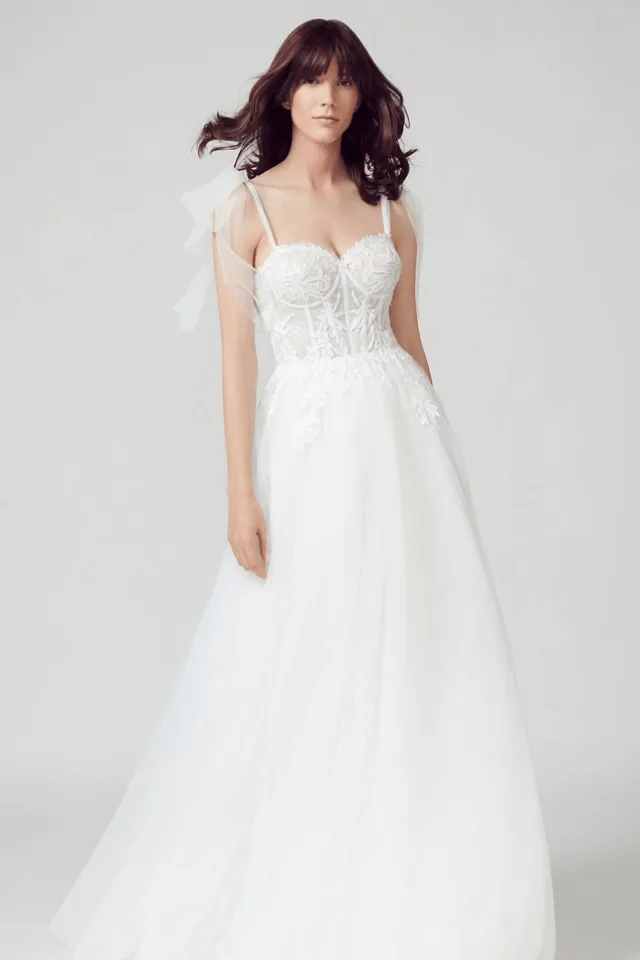 Brautkleid aus der Kollektion von Glücksmoment Brautmode Oldenburg