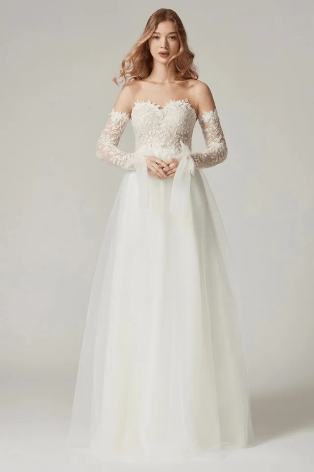 Brautkleid aus der Kollektion von Glücksmoment Brautmode Oldenburg