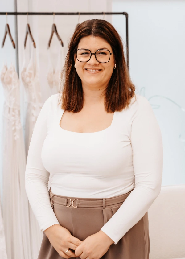 Deena, Geschäftsführerin von Glücksmoment Brautmode in Oldenburg