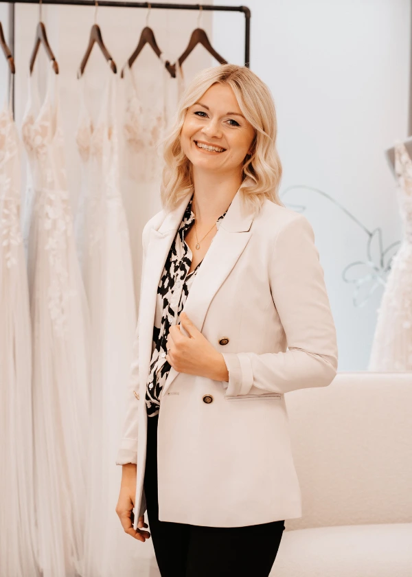 Steffi aus dem Team von Glücksmoment Brautmode in Oldenburg