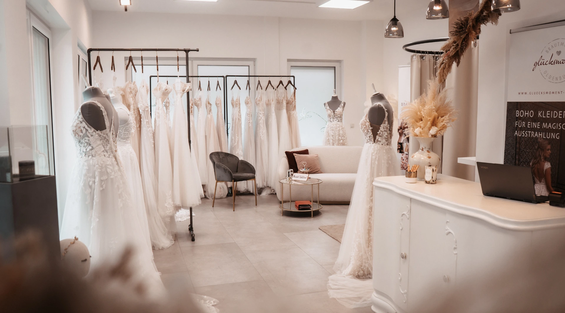 Brautkleider im Studio von Glücksmoment Brautmode Oldenburg