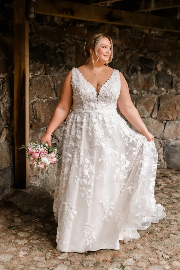 Brautkleid: Florale Spitze, weiter Schwung – Glücksmoment Brautmode Oldenburg