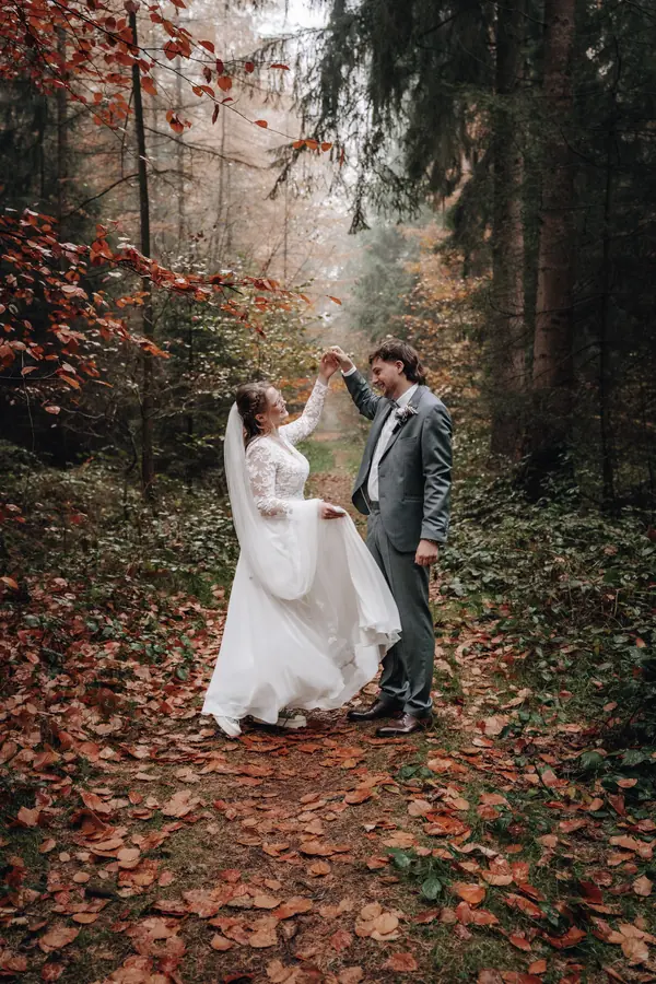 Brautkleid: Herbstlaub und ein weiter Rock – Glücksmoment Brautmode Oldenburg