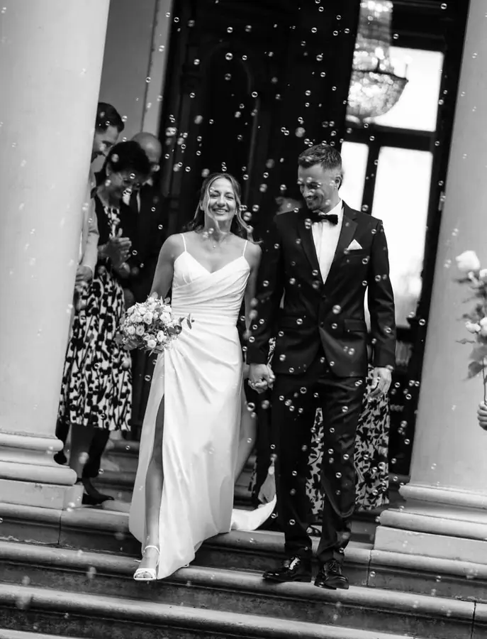 Brautkleid: Schlicht, fließend, mit Schlitz – Glücksmoment Brautmode Oldenburg