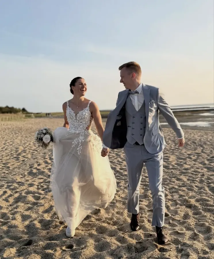 Brautkleid: Tüll über Sand – Glücksmoment Brautmode Oldenburg