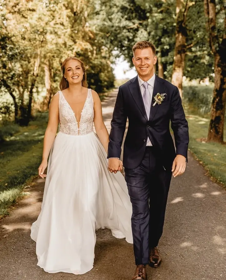 Brautkleid: Spitze und weicher Fall – Glücksmoment Brautmode Oldenburg