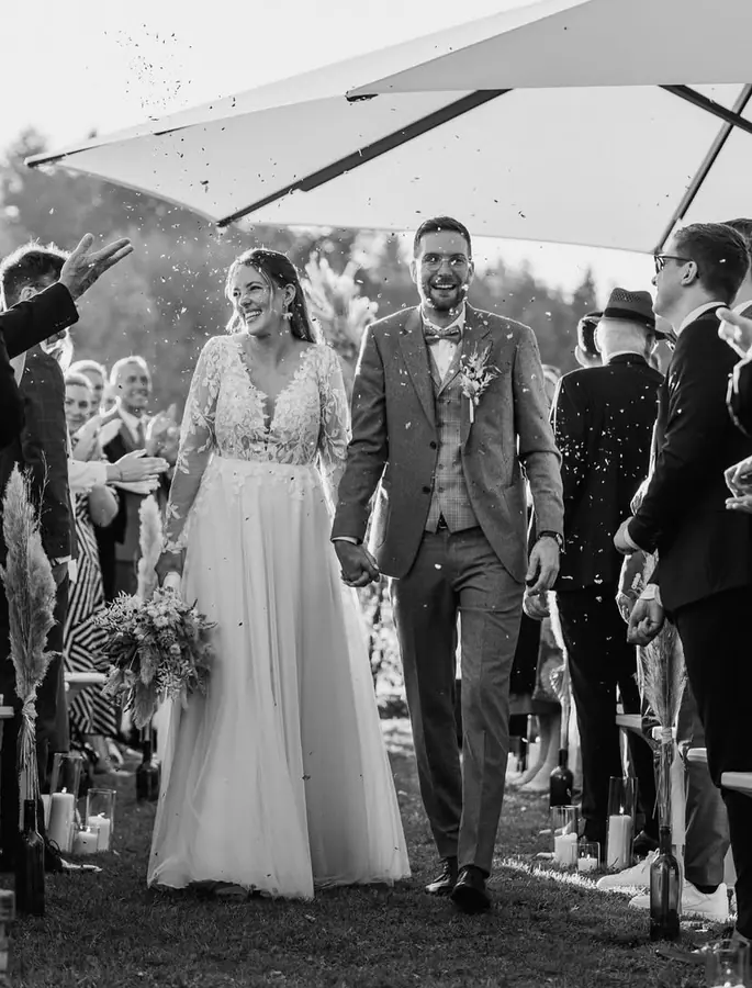 Brautkleid: Durch das Spalier – Glücksmoment Brautmode Oldenburg
