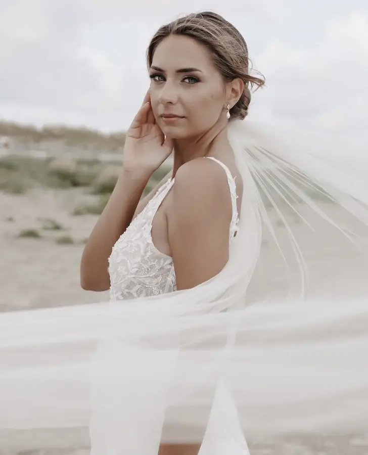 Brautkleid: Rückenausschnitt und Schleier – Glücksmoment Brautmode Oldenburg
