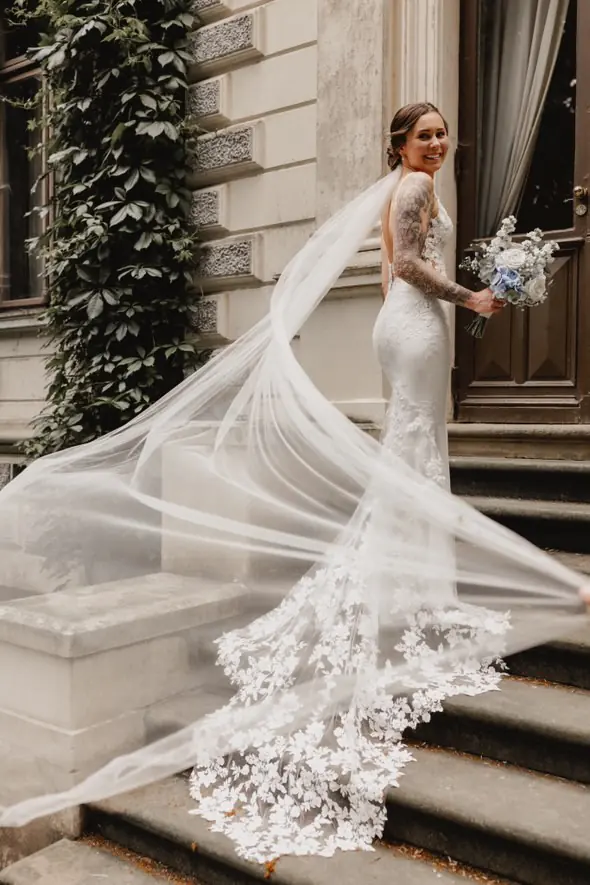 Brautkleid: Blüten auf Stein – Glücksmoment Brautmode Oldenburg