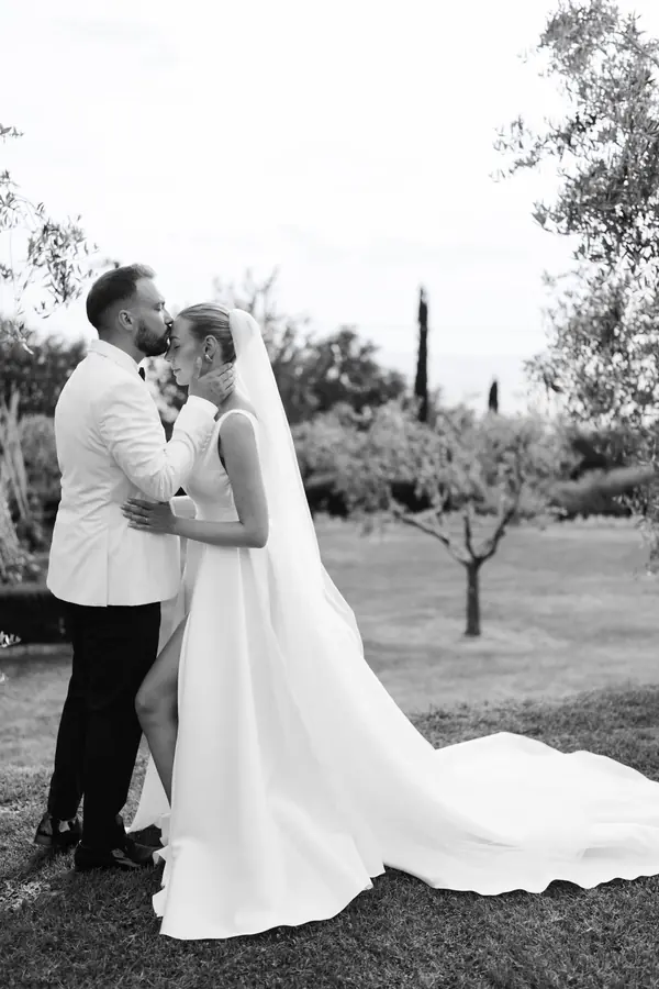 Brautkleid: Satin mit langer Schleppe – Glücksmoment Brautmode Oldenburg