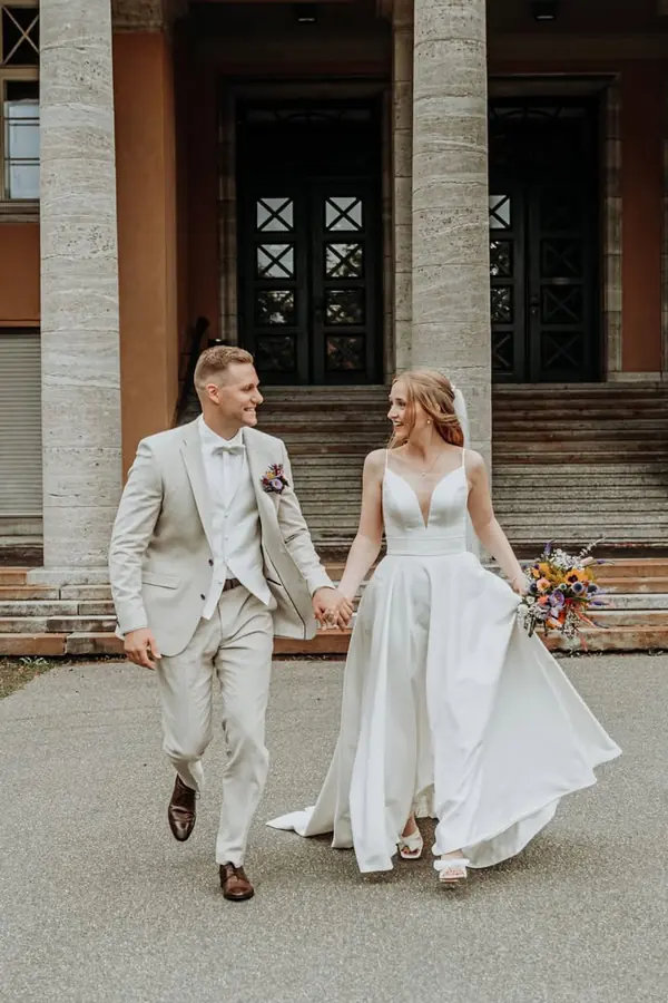 Brautkleid: Klare Linie, tiefer Ausschnitt – Glücksmoment Brautmode Oldenburg